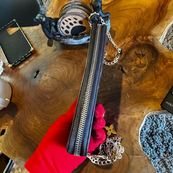 Louis Vuitton
Damier Pattern Zippy Wallet - Picture 4 of 17